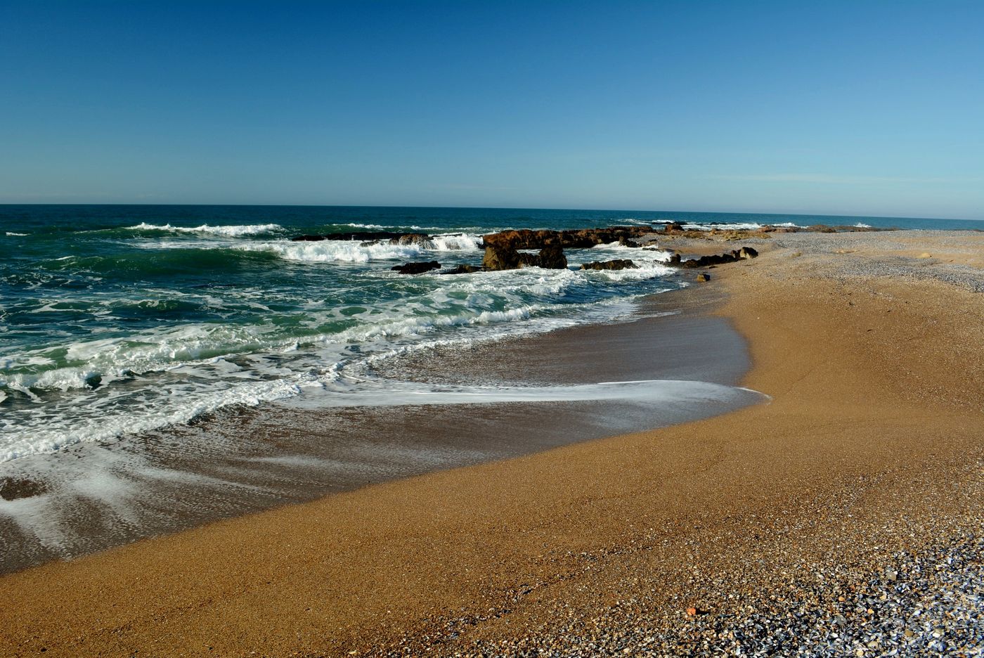 Olas y rocas en la costa de La Paloma